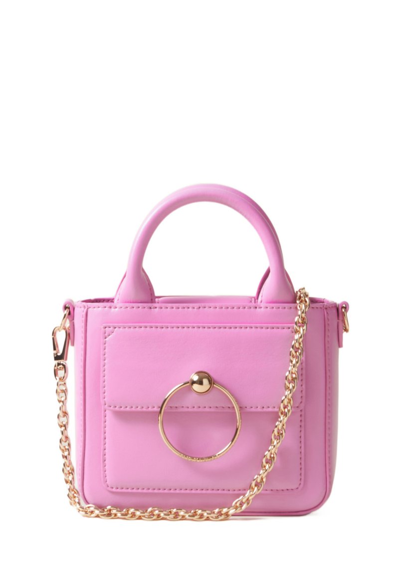 Borsa a mano in pelle sintetica rosa, con una forma strutturata, hardware dorato, una tasca frontale e una tracolla a catena. Presenta un accento circolare sulla parte anteriore.