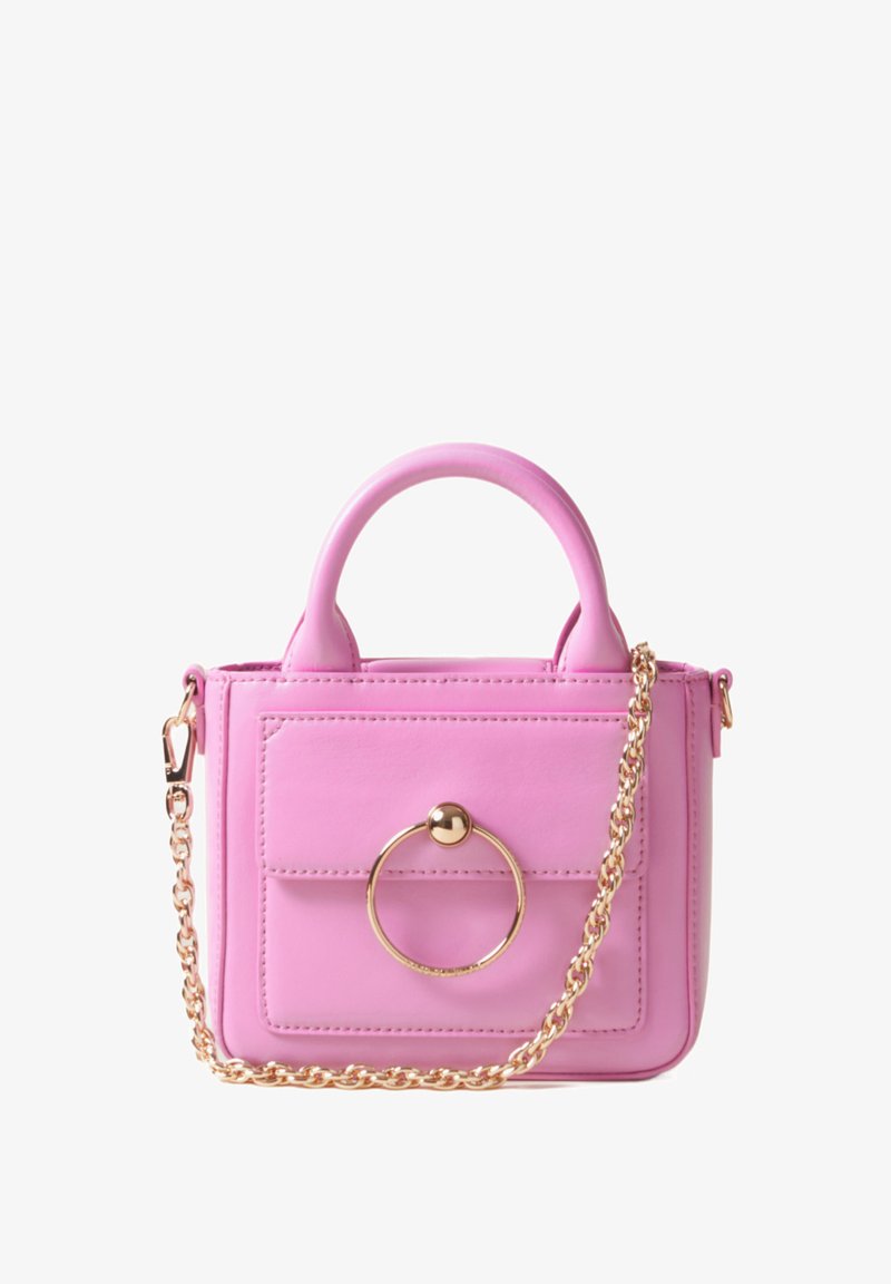 Borsa a mano in pelle sintetica rosa, con una forma strutturata, hardware dorato, una tasca frontale e una tracolla a catena. Presenta un accento circolare sulla parte anteriore.