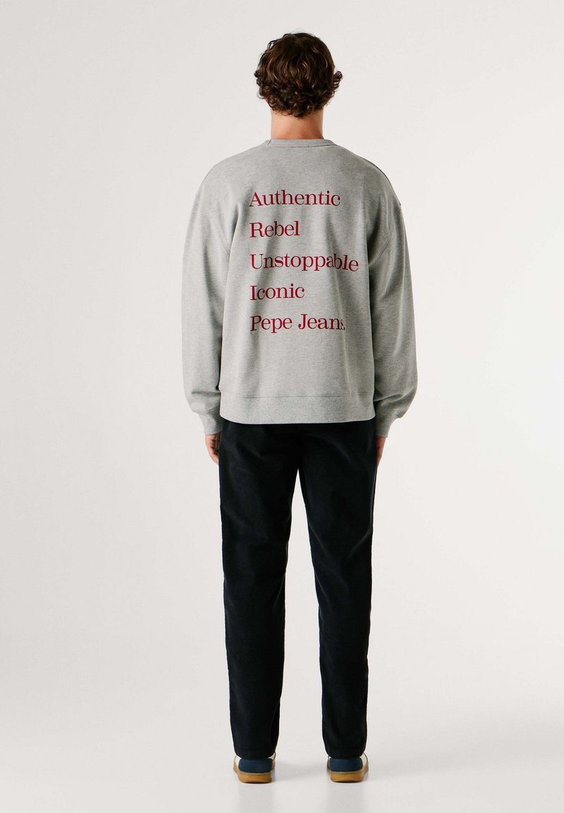 Felpa grigia con testo rosso sulla schiena: "Authentic, Rebel, Unstoppable, Iconic, Pepe Jeans." Vestibilità casual, collo rotondo, maniche lunghe.