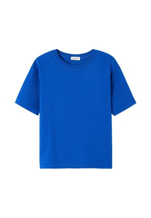 Blauwe katoenen t-shirt met een ronde hals, korte mouwen en een ontspannen pasvorm. De textuur is glad en de stiksels zijn minimaal.