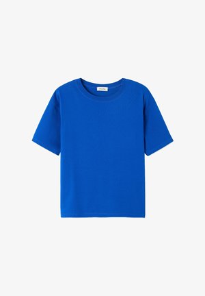 Blå bomulls-t-shirt med rund hals, korta ärmar och en avslappnad passform. Texturen verkar slät och sömmarna är minimala.