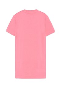 Koszulka z krótkim rękawem, w jednolitym jasnoróżowym kolorze, wykonana z bawełny, okrągły dekolt, prosty design, bez widocznych wzorów ani grafik.