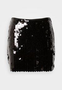 Czarna spódnica z cekinami o dopasowanym kroju, zdobiona błyszczącymi, odbijającymi światło cekinami ułożonymi w pionowe rzędy, tworzącymi teksturowaną powierzchnię.