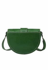 Sac bandoulière en cuir vert, en forme ronde, surface texturée avec un motif de serpent, couture blanche, et une fermeture à rabat avec une sangle réglable.