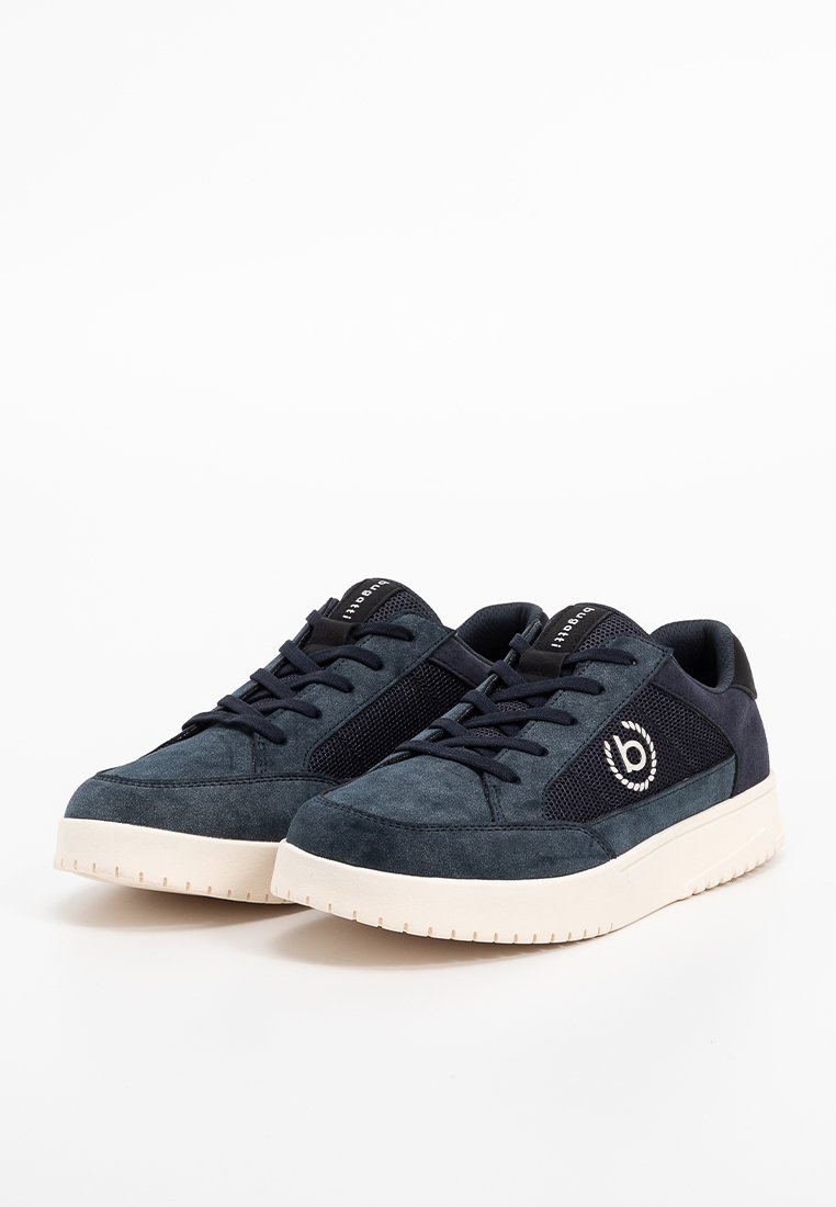 Sneaker in suede blu scuro con accenti in rete, punta rotonda, allaccio frontale, colletto imbottito e suola in gomma bianca a contrasto.