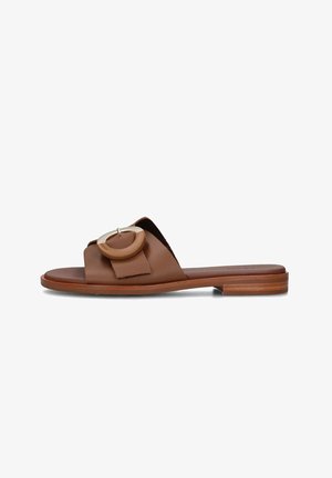 Sandali slide in pelle marrone con una fascia larga, un accento rotondo in legno e suola piatta in legno, caratterizzati da un design minimalista e una texture liscia.