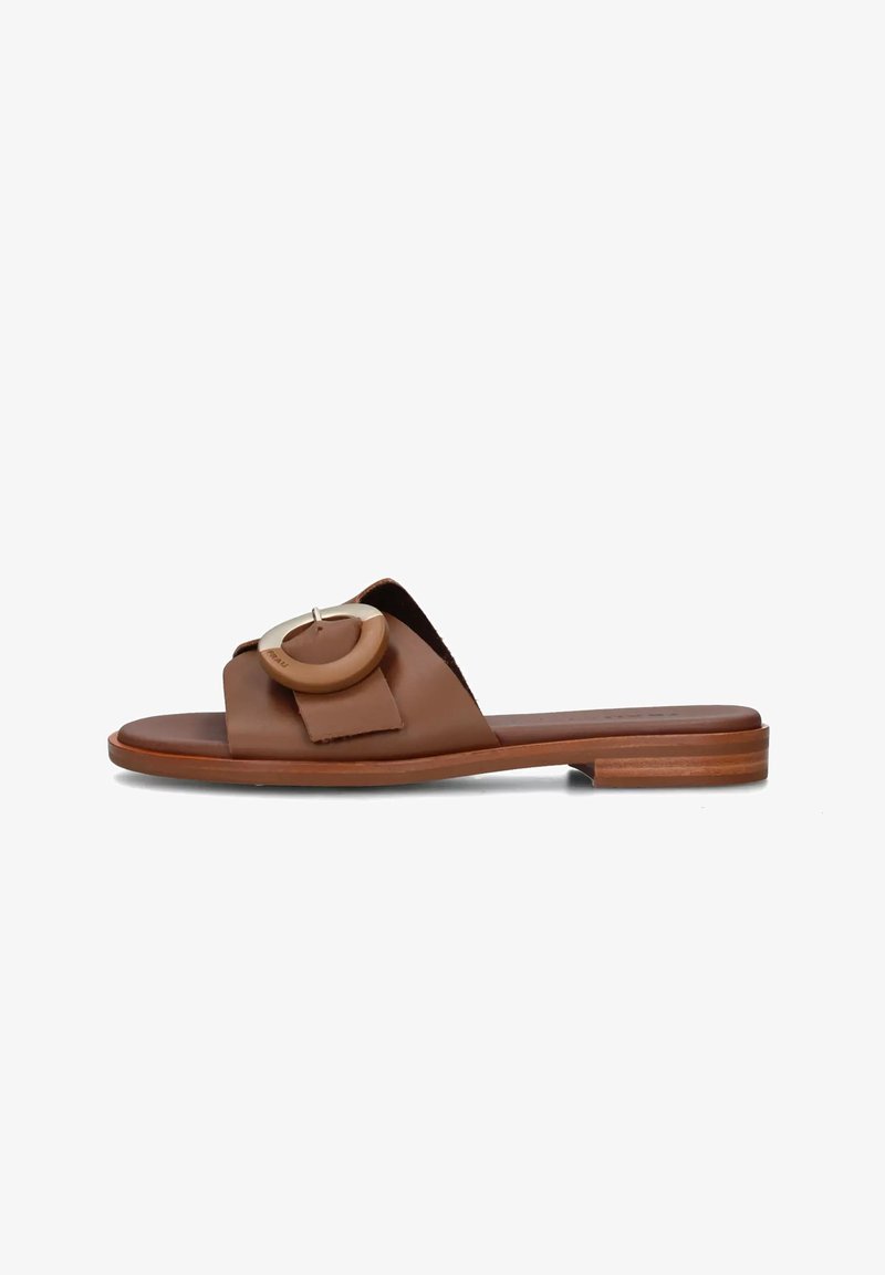 Sandali slide in pelle marrone con una fascia larga, un accento rotondo in legno e suola piatta in legno, caratterizzati da un design minimalista e una texture liscia.