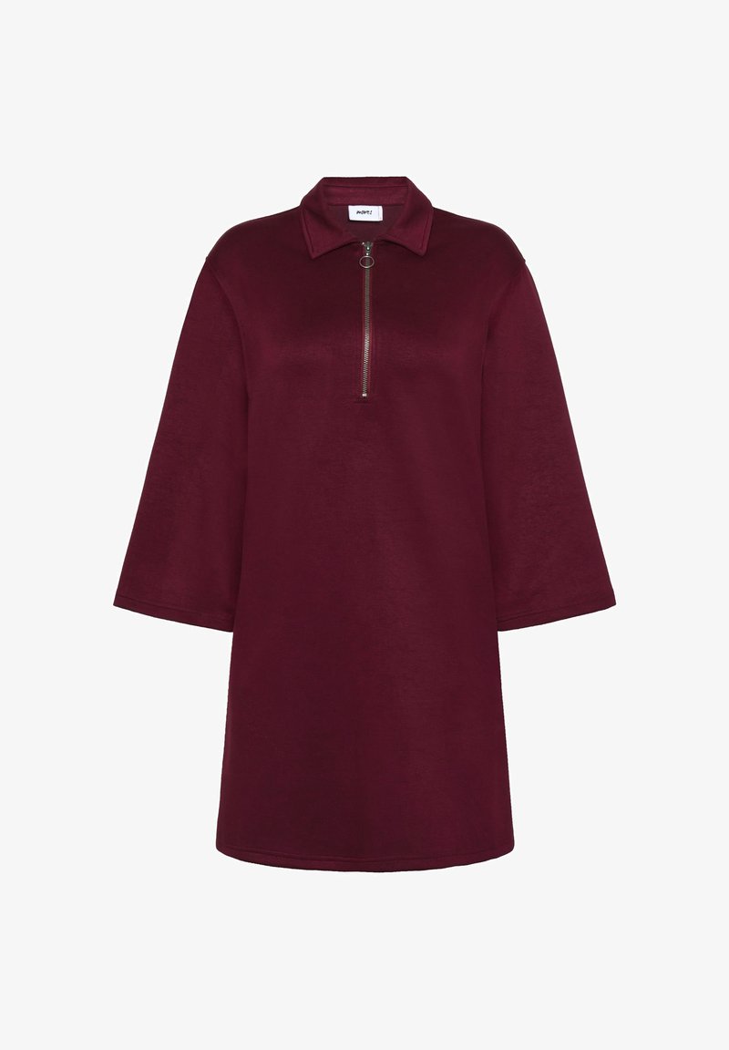 Sötétpiros ruha széles, háromnegyedes ujjal, gallérral és elöl rövid cipzárral, kerek húzóval.