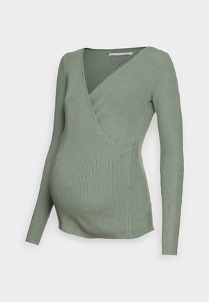 Pull de maternité vert clair en maille côtelée avec manches longues et col croisé en V sur fond uni.