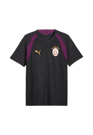 T-shirt de sport noir à manches courtes avec panneaux violets aux épaules, motif subtil, logo Puma et écusson du club de football Galatasaray avec cinq étoiles.