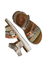 Kindersandalen met metallic gouden bandjes, kleurrijke decoratieve accenten, een textuur inlegzool en een witte gegroefde zool.