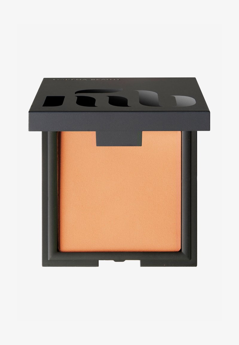 Pressat puderkompakt med svart ytteryta och orange puder inuti; slät textur och matt finish, med en unik design överst.