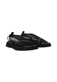 Zwarte mesh sandalen met een open teenontwerp en een stevige zwarte zool. Voorzien van een kruiselings elastische band voor een veilige pasvorm.