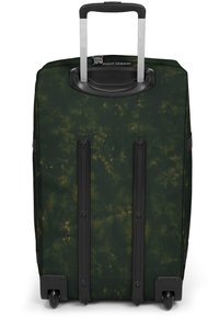 Grüne Koffer mit strukturierter Oberfläche und goldenen Akzenten. Verfügt über einen ausziehbaren Griff, schwarze Rollen und vertikale Rillen an den Seiten.