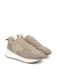 Sneaker in suede beige con dettagli in rete, accenti testurizzati, punta tondeggiante e suola bianca con bordi in gomma rosa e motivo a zigzag.