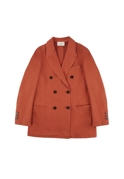 Chaqueta de lino naranja de doble botonadura con solapas con muescas, dos bolsillos frontales y acentos de tres botones en los puños.