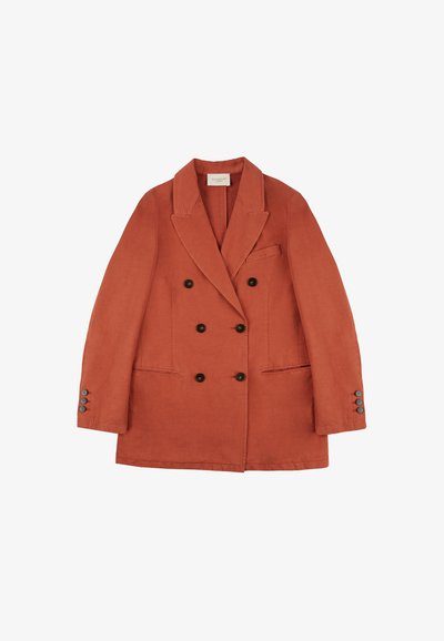 Veste en lin orange à double boutonnage avec revers crantés, deux poches avant et accents de trois boutons sur les poignets.