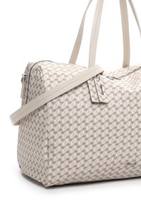 Sac à main rectangulaire beige et blanc à motifs, avec deux poignées, une fermeture éclair et une bandoulière réglable.