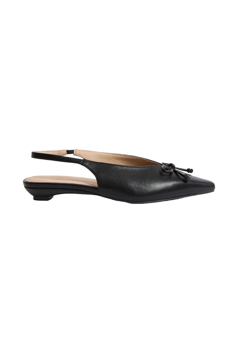 Zapato plano slingback de cuero negro con punta afilada, detalle decorativo de nudo en la parte frontal y un tacón bajo y redondeado.