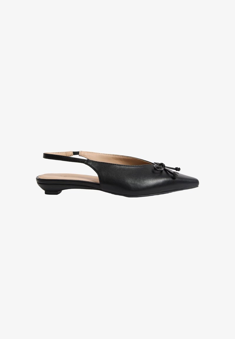 Zapato plano slingback de cuero negro con punta afilada, detalle decorativo de nudo en la parte frontal y un tacón bajo y redondeado.