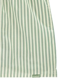 Tissu rayé vert et crème avec une texture lisse. Inclut une petite étiquette de logo au bas. Rayures verticales régulièrement espacées.