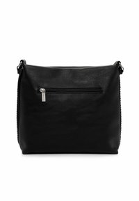 Borsa a tracolla in pelle nera dal design piatto, con una tasca frontale con cerniera e una finitura strutturata. Dettagli in metallo color argento.