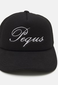 Fekete, hálós hátsó résszel készült baseball sapka, az elején fehér hímzett "Pegu" felirattal. Lekerekített ernyő kialakítás.
