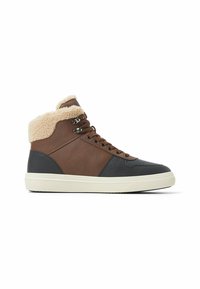 Zapatillas altas con un upper de cuero marrón, acentos negros y un suave cuello de piel color crema. Presenta ojales de metal y una suela blanca.