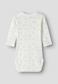 Valge pikka varrukatega beebibodi, millel on hajutatud hallikad pilvemustrid, valmistatud pehmest puuvillast, ümar kaelus ja trukid sulgemiseks.