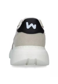 Sneaker con una parte superiore in suede grigio chiaro e un tallone nero con un logo bianco. Suola in gomma con motivi di trazione, design arrotondato.