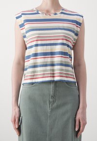 Débardeur en coton rayé avec des épaules larges, des lignes horizontales en bleu, rouge, vert et jaune, un col rond et une taille courte.