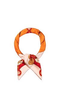 Seidenschal in Orange-, Rot- und Cremetönen, mit kunstvollen goldenen und Medaillonmustern, locker gebunden.