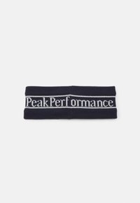 Námornícky šiltový vyšívaný čelenka s pletenou textúrou, ktorá má na prednej strane výrazný biely pruh s logom "Peak Performance".