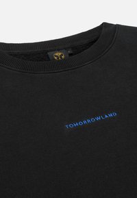Zwarte sweater met een geribbelde halslijn en blauwe "TOMORROWLAND" borduring. Zachte textuur, casual ontwerp, ideaal voor dagelijks gebruik.