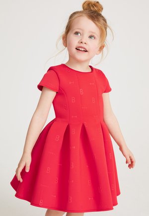 Rode jurk met een aansluitende bodice en uitlopende rok, voorzien van reliëfletters en strikken, korte mouwen en een gladde textuur.
