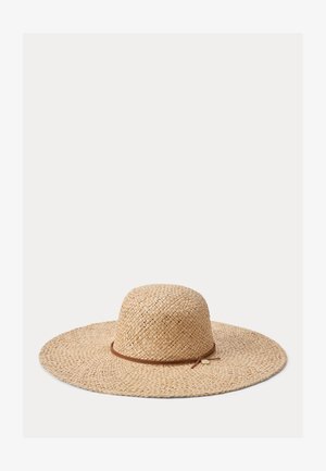 Słomkowy kapelusz przeciwsłoneczny z szerokim rondem, zaokrągloną koroną i cienkim brązowym skórzanym paskiem zawiązanym w małą kokardkę z boku.