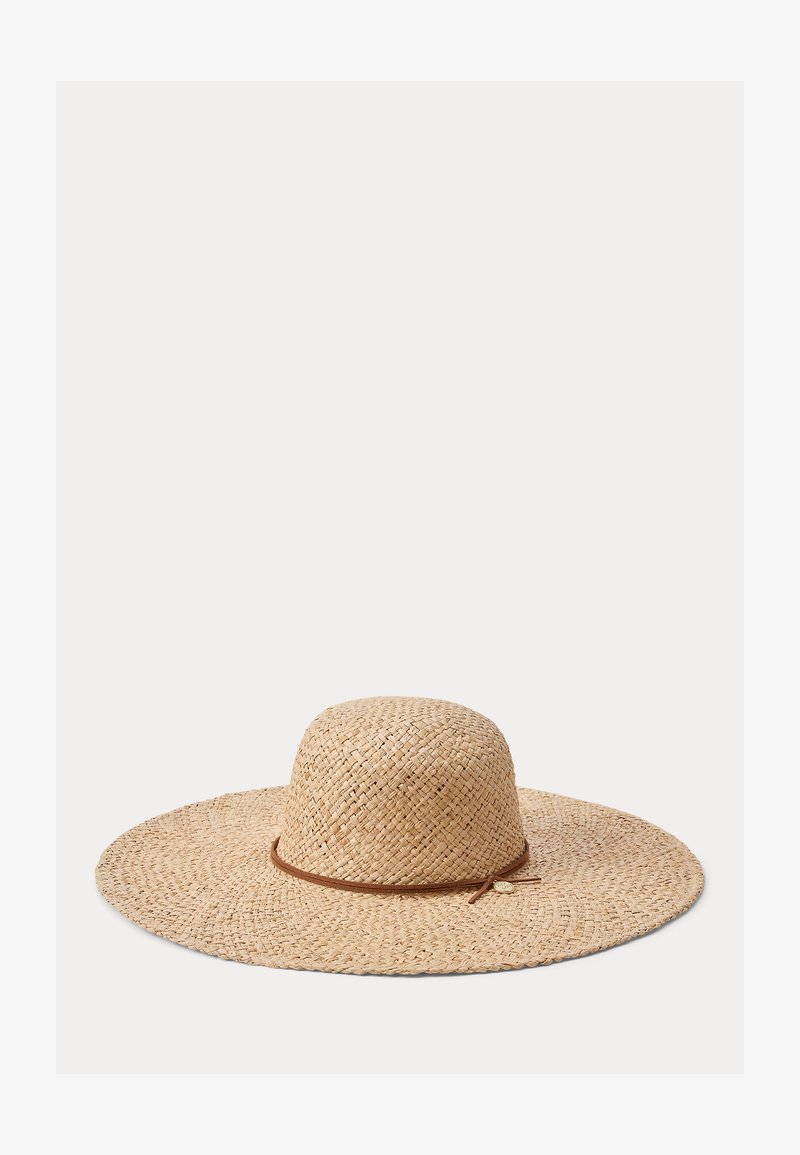 Πλατύγυρο καπέλο από ψάθα με στρογγυλεμένη κορυφή και λεπτή καφέ δερμάτινη ταινία δεμένη σε μικρό φιόγκο στη μία πλευρά.