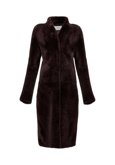 Tumši brūns mākslīgās kažokādas mētelis bez apkakles, ar garām piedurknēm un brīvu piegriezumu. Tekstūra ir mīksta un pūkaina, nodrošinot siltumu.