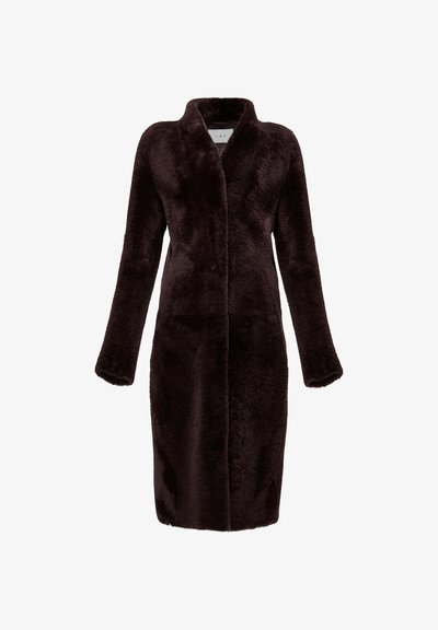 Tumši brūns mākslīgās kažokādas mētelis bez apkakles, ar garām piedurknēm un brīvu piegriezumu. Tekstūra ir mīksta un pūkaina, nodrošinot siltumu.