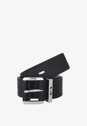 Zwarte lederen riem met een zilveren metalen gesp. Heeft een gladde textuur, rechthoekige vorm en metalen hardwareaccenten. Vier gaatjes voor aanpassing.