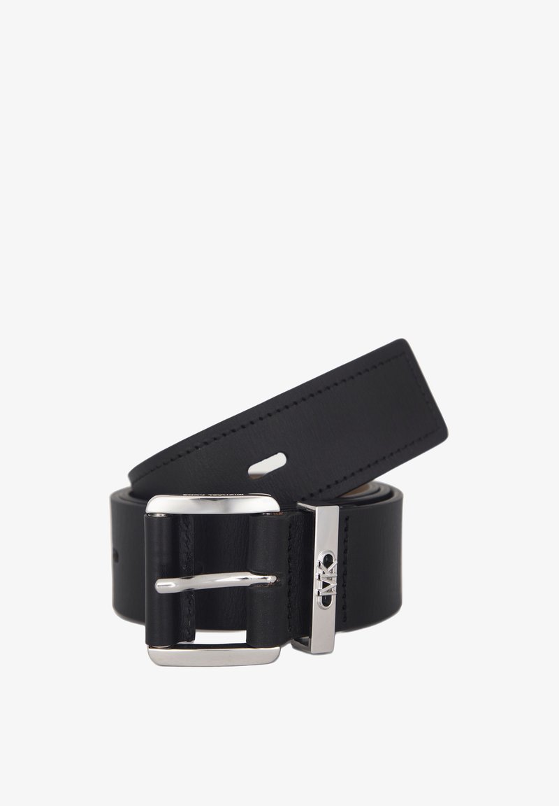 Schwarzer Leder-Gürtel mit einer silbernen metallenen Schnalle. Verfügt über eine glatte Textur, rechteckige Form und metallische Hardware-Akzente. Vier Löcher zur Anpassung.