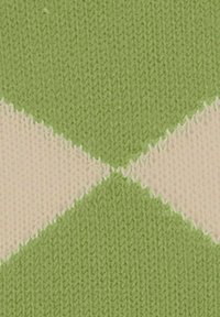Tissu en tricot de couleur vert clair présentant un motif en losange avec des accents blanc cassé, mettant en valeur une texture douce et des détails de points réguliers.
