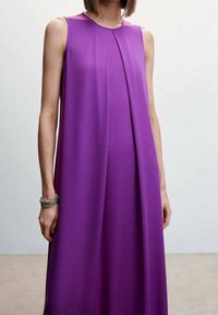 Robe violette sans manches en tissu lisse, présentant une coupe ample, un col rond et un design drapé sur le devant.