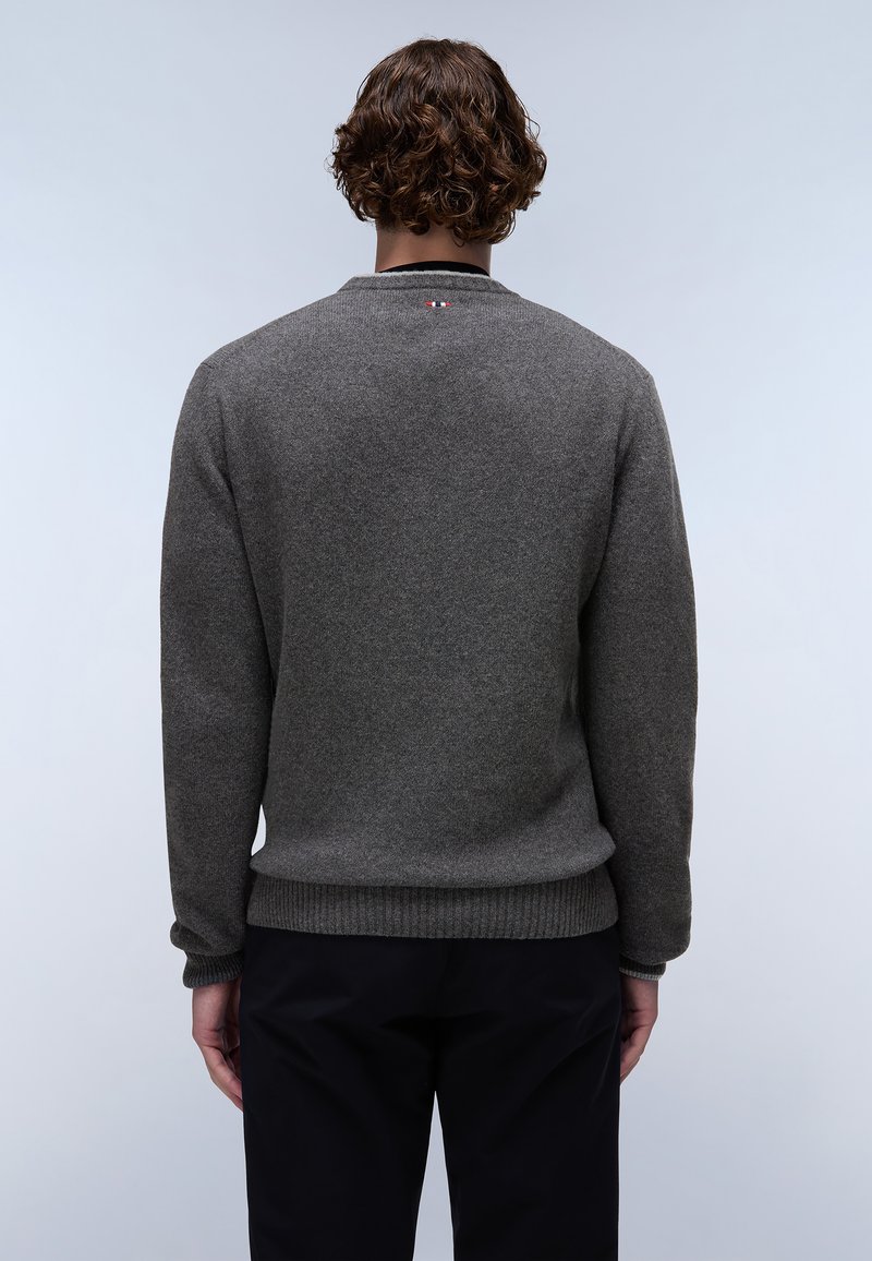 Szary sweter z okrągłym dekoltem, ściągaczem u dołu i na mankietach. Wykonany z teksturowanej tkaniny, z małą metką z logo z tyłu.