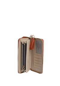 Cartera de cuero con cierre perimetral y un interior beige, múltiples ranuras para tarjetas, dos compartimentos con cremallera y un detalle de tira naranja.