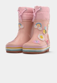 Stivali da pioggia per bambini in rosa con decorazioni di arcobaleno, ape, fiore, farfalla e anguria, e suole a righe multicolori.