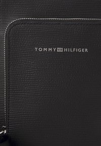 Tommy Hilfiger BUSINESS REPORTER UNISEX - Sac bandoulière - black