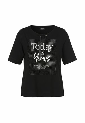 Schwarzes Kurzarmhemd mit vorderem Kordelzug und weißem Text „Today is Yours Making Today Amazing“, umgeben von einem gepunkteten quadratischen Muster.