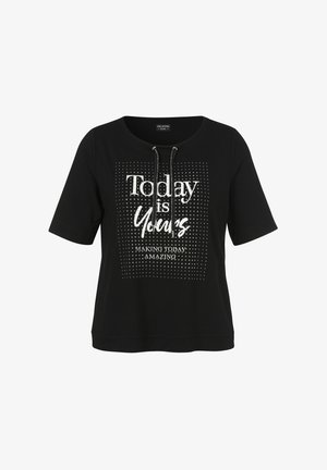 Chemise noire à manches courtes avec cordon de serrage à l’avant et texte blanc « Today is Yours Making Today Amazing » entouré d’un motif carré en pointillés.