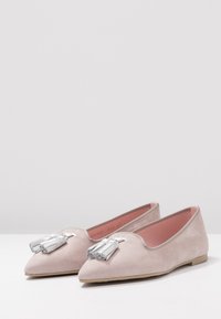Roze suède ballerina's met een spitse neus, voorzien van zilveren franje-accenten aan de voorkant en een zachte roze binnenkant. Flat, minimalistisch ontwerp.